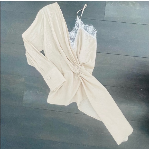 Chantilly lace asymmetrical one sleeve satin effect crinkled camisole - Picture 4 of 9